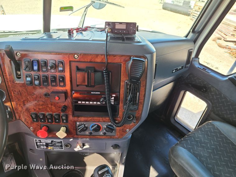 image for item EL9506 2010 Mack CHU  semi truck