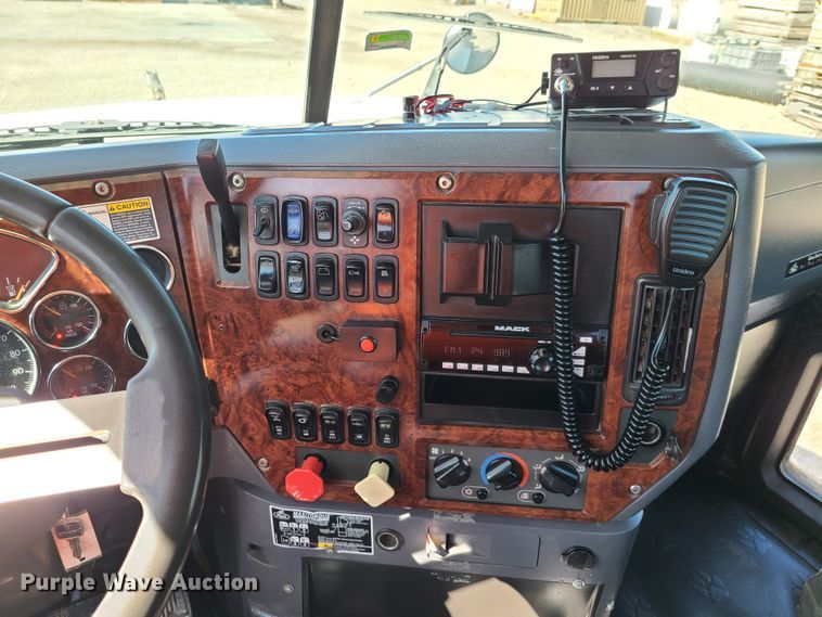 image for item EL9506 2010 Mack CHU  semi truck