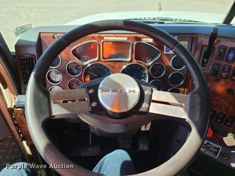 image for item EL9506 2010 Mack CHU  semi truck