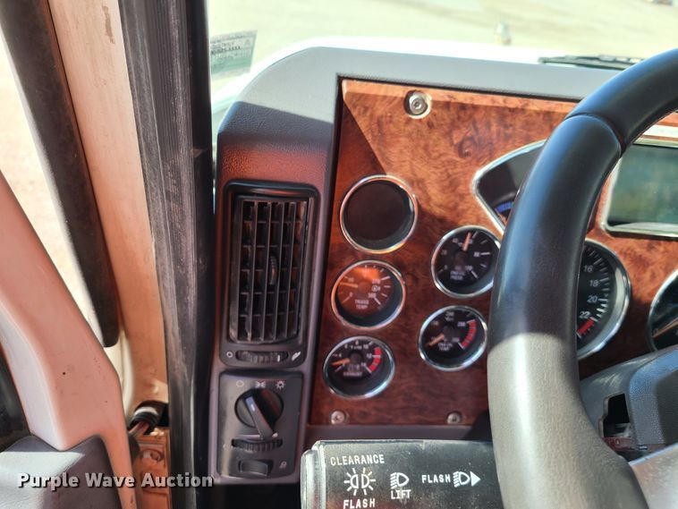 image for item EL9506 2010 Mack CHU  semi truck