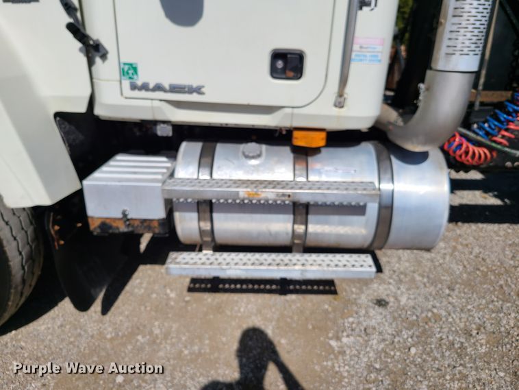 image for item EL9506 2010 Mack CHU  semi truck