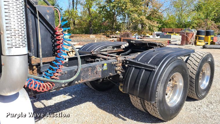 image for item EL9506 2010 Mack CHU  semi truck