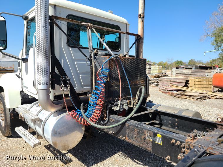 image for item EL9506 2010 Mack CHU  semi truck