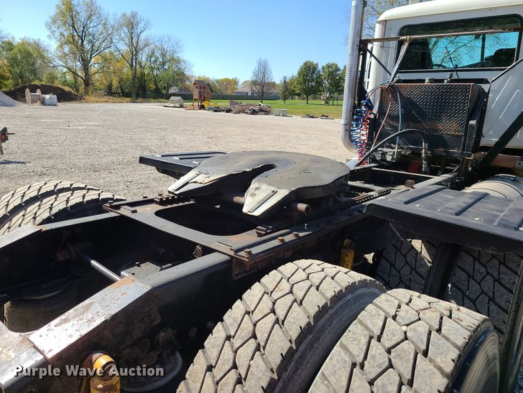 image for item EL9506 2010 Mack CHU  semi truck