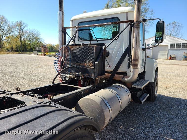 image for item EL9506 2010 Mack CHU  semi truck