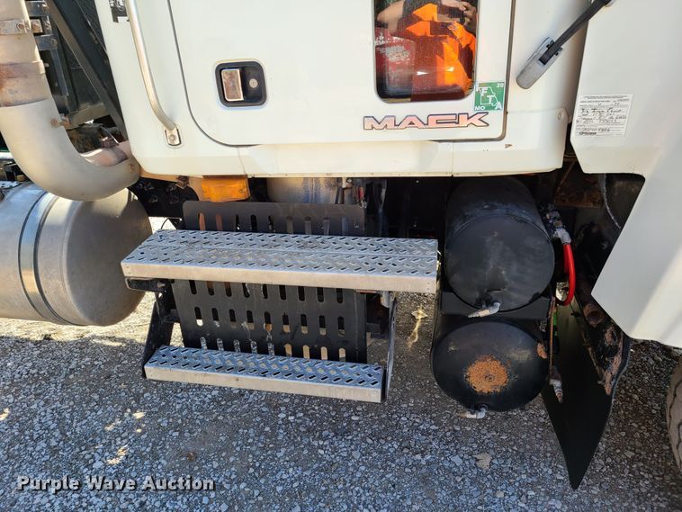 image for item EL9506 2010 Mack CHU  semi truck