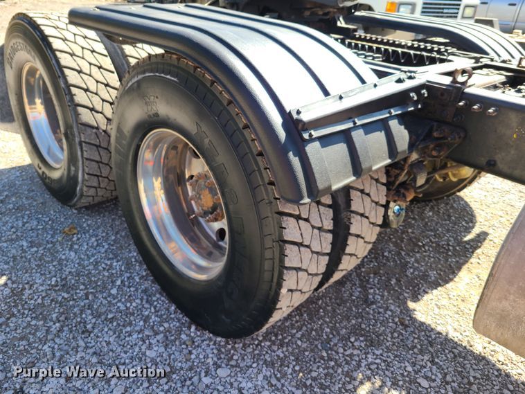 image for item EL9506 2010 Mack CHU  semi truck