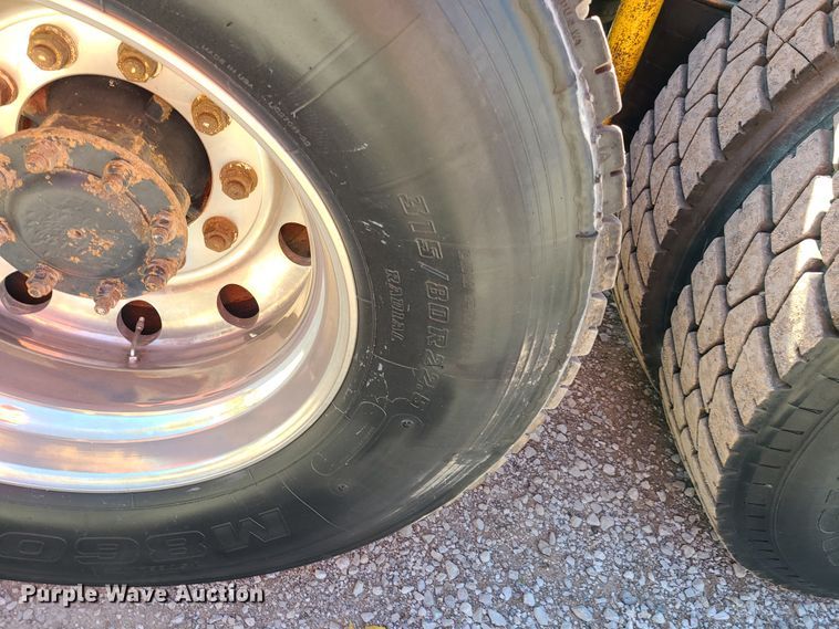 image for item EL9506 2010 Mack CHU  semi truck