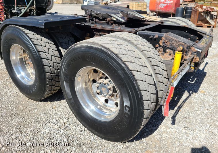 image for item EL9506 2010 Mack CHU  semi truck