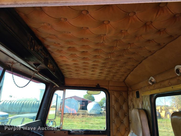 image for item EL9510 1986 Kenworth W900  semi truck