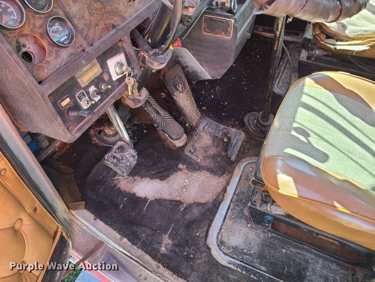 image for item EL9510 1986 Kenworth W900  semi truck