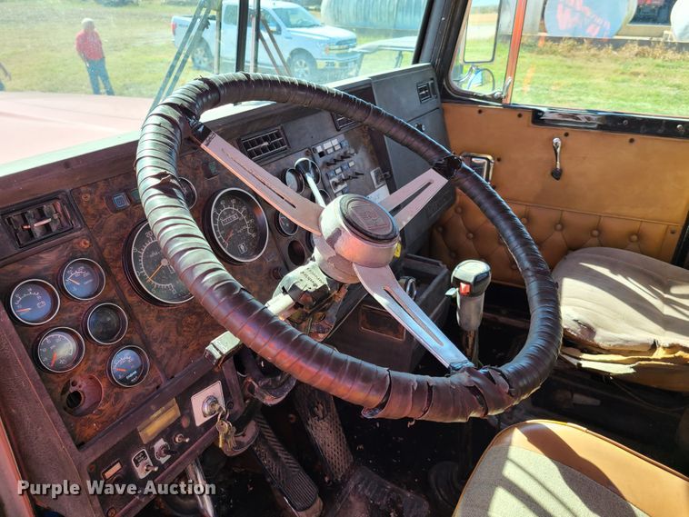 image for item EL9510 1986 Kenworth W900  semi truck