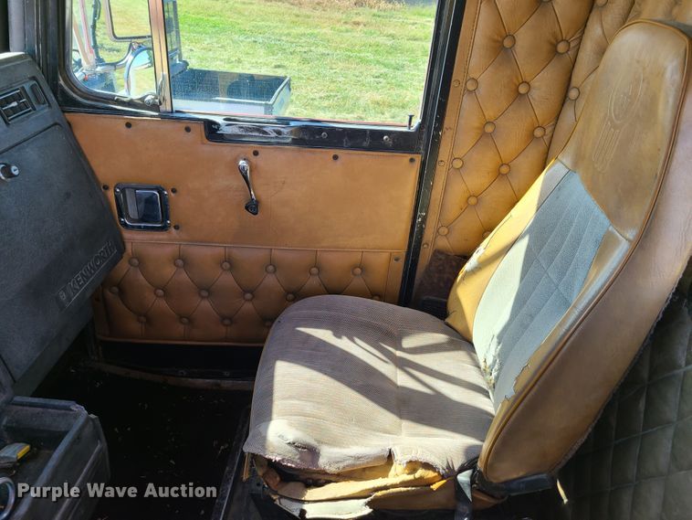 image for item EL9510 1986 Kenworth W900  semi truck