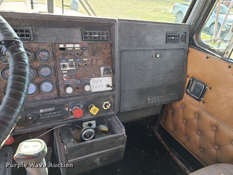 image for item EL9510 1986 Kenworth W900  semi truck