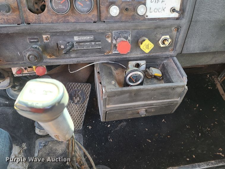 image for item EL9510 1986 Kenworth W900  semi truck