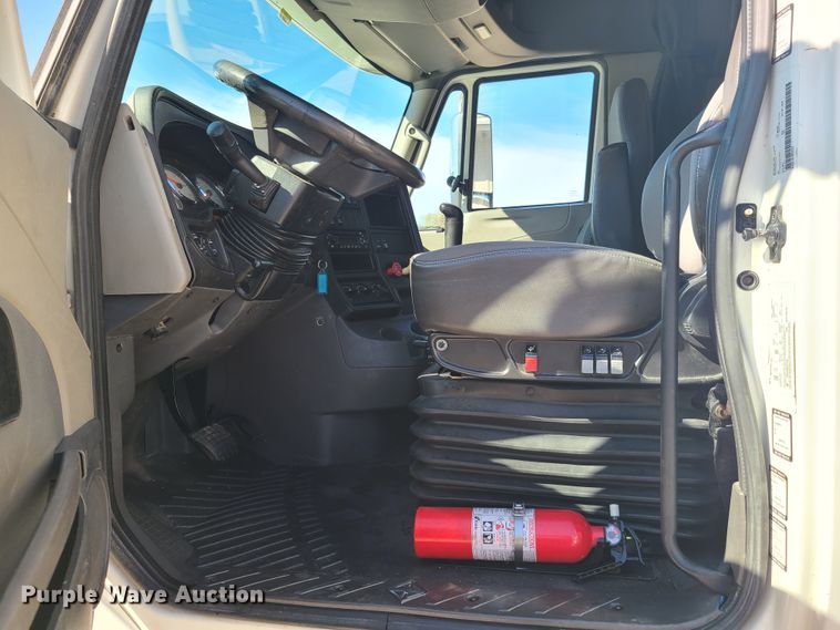 image for item EL9522 2014 International ProStar  semi truck