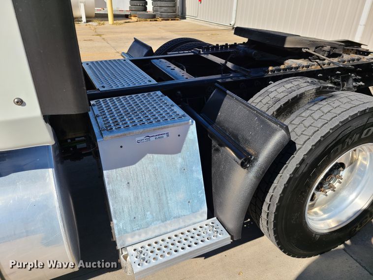 image for item EL9522 2014 International ProStar  semi truck