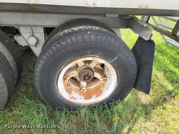 image for item ET9014 1971 Fruehauf FB9F240 dry van trailer