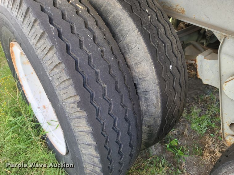 image for item ET9014 1971 Fruehauf FB9F240 dry van trailer