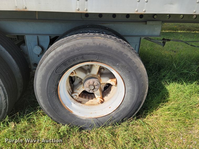 image for item ET9014 1971 Fruehauf FB9F240 dry van trailer