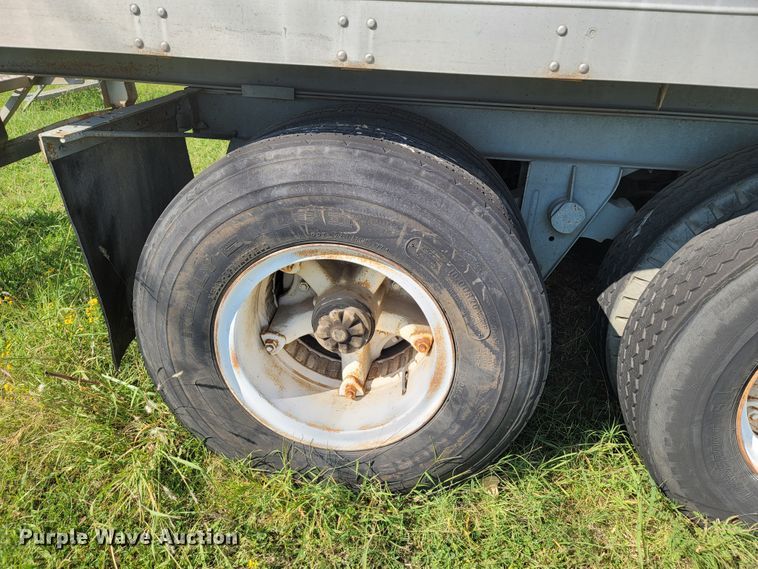 image for item ET9014 1971 Fruehauf FB9F240 dry van trailer