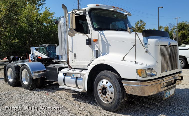 image for item ET9017 2004 International 9200  semi truck