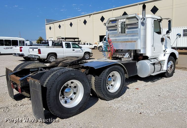 image for item ET9017 2004 International 9200  semi truck