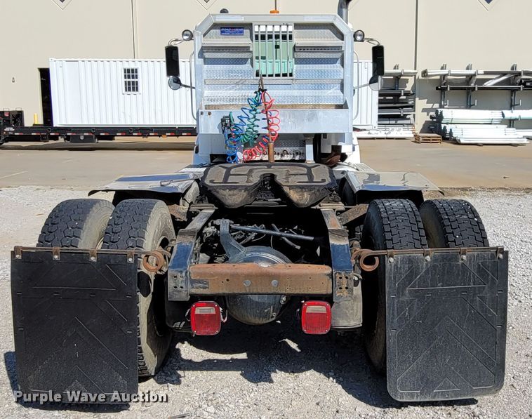 image for item ET9017 2004 International 9200  semi truck