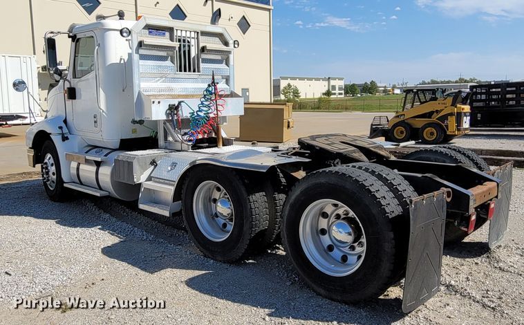 image for item ET9017 2004 International 9200  semi truck