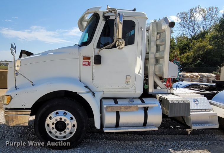 image for item ET9017 2004 International 9200  semi truck