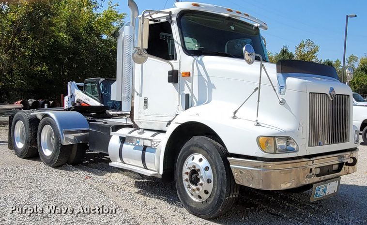 image for item ET9017 2004 International 9200  semi truck