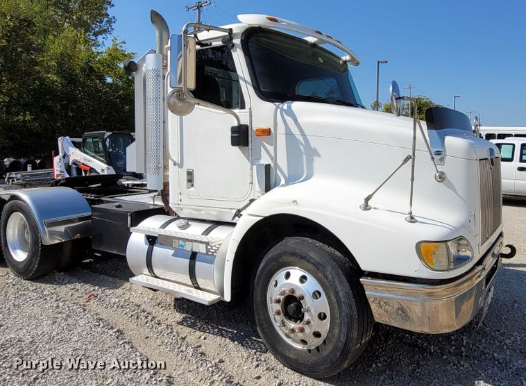 image for item ET9017 2004 International 9200  semi truck