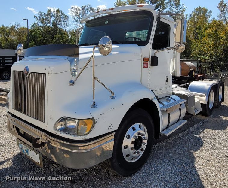 image for item ET9017 2004 International 9200  semi truck