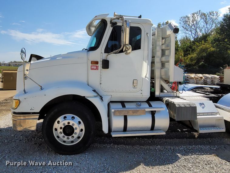 image for item ET9017 2004 International 9200  semi truck