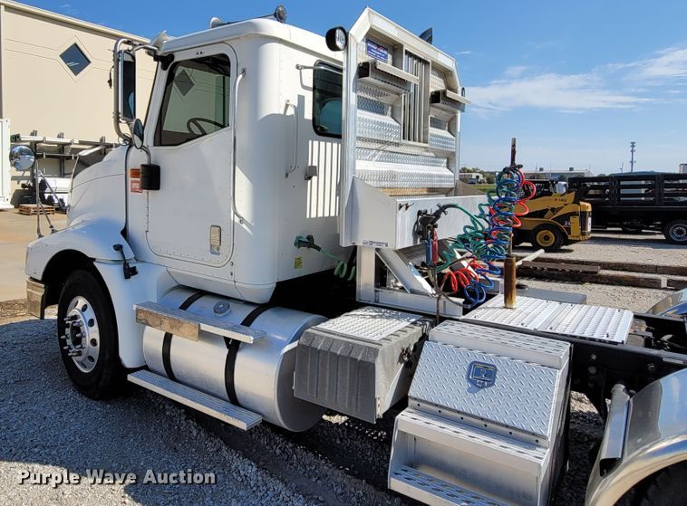 image for item ET9017 2004 International 9200  semi truck