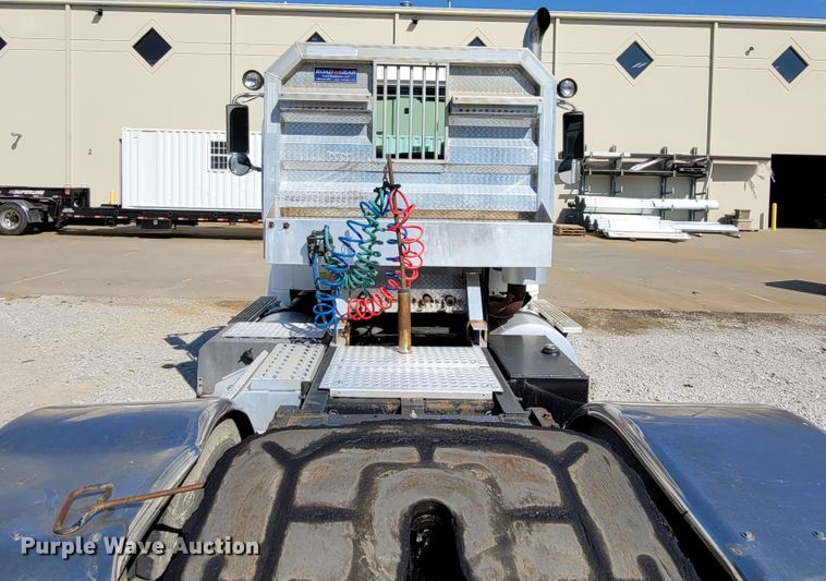 image for item ET9017 2004 International 9200  semi truck