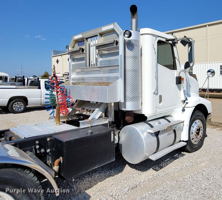 image for item ET9017 2004 International 9200  semi truck