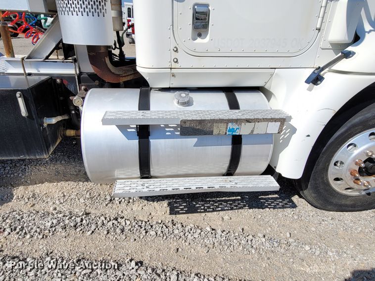 image for item ET9017 2004 International 9200  semi truck