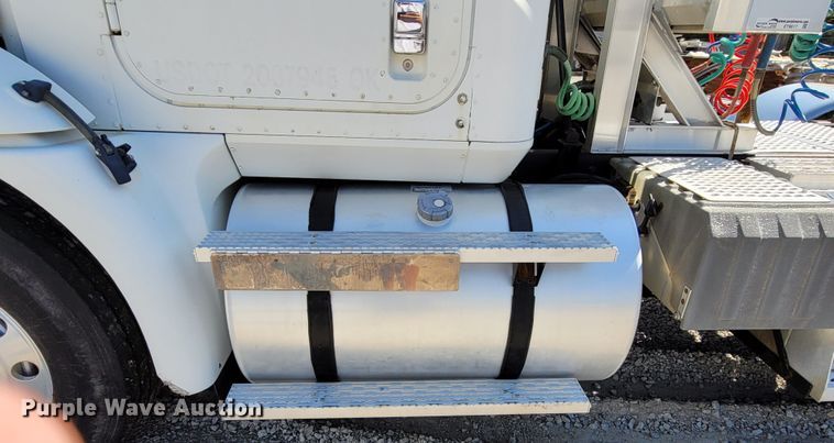 image for item ET9017 2004 International 9200  semi truck