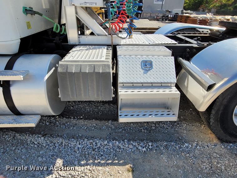 image for item ET9017 2004 International 9200  semi truck