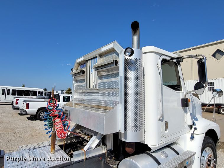 image for item ET9017 2004 International 9200  semi truck