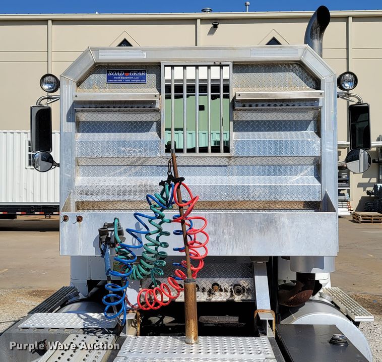 image for item ET9017 2004 International 9200  semi truck