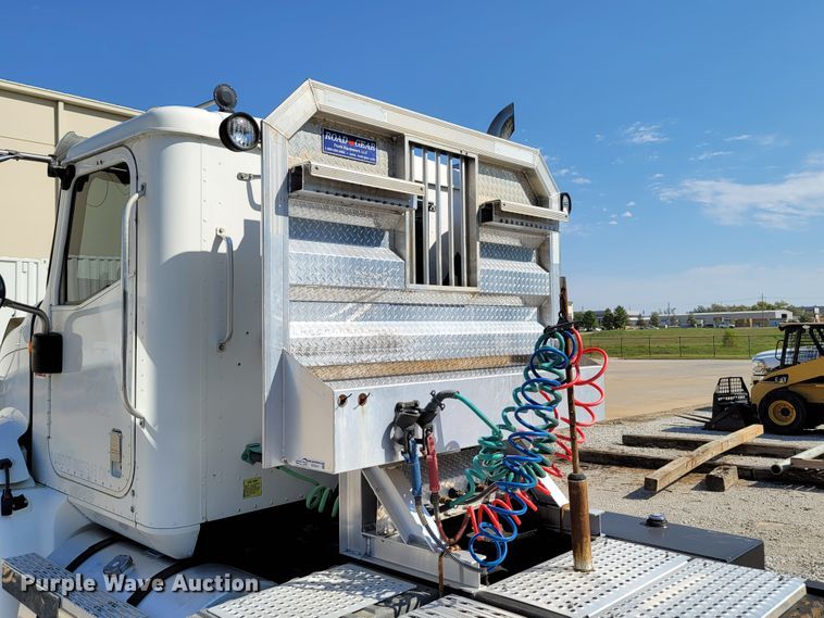 image for item ET9017 2004 International 9200  semi truck