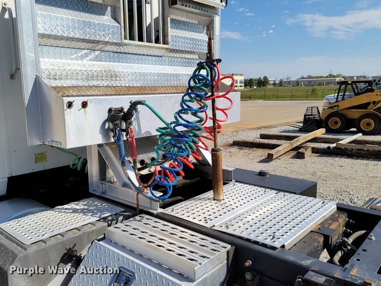 image for item ET9017 2004 International 9200  semi truck