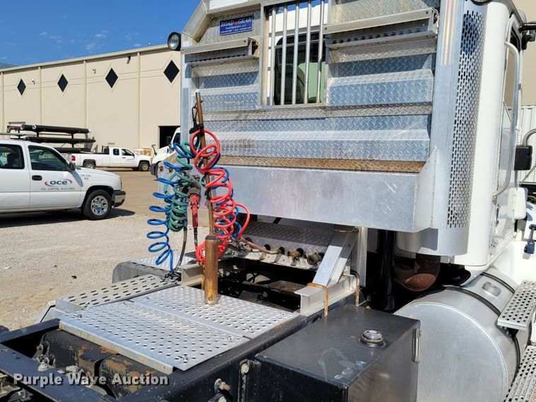 image for item ET9017 2004 International 9200  semi truck