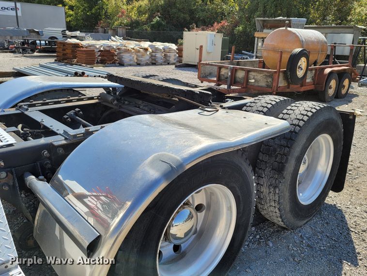 image for item ET9017 2004 International 9200  semi truck