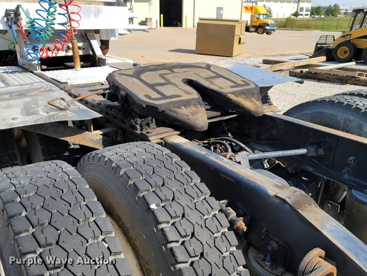 image for item ET9017 2004 International 9200  semi truck