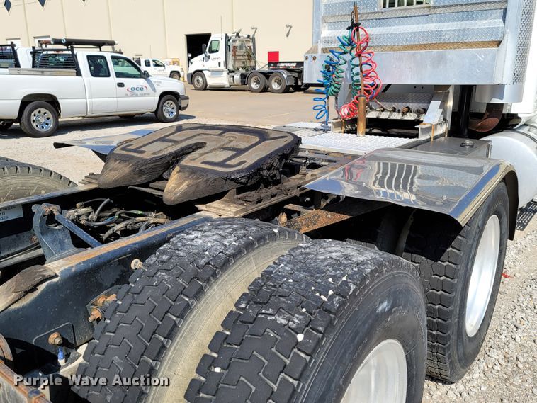 image for item ET9017 2004 International 9200  semi truck