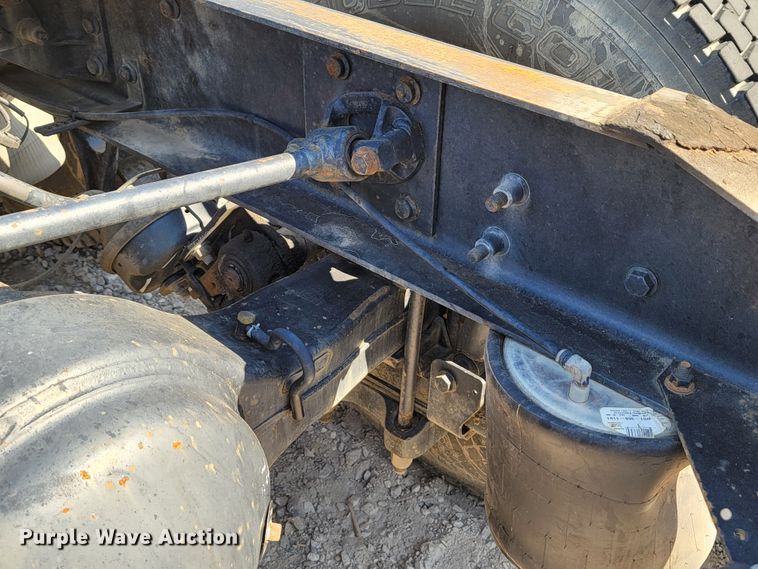 image for item ET9017 2004 International 9200  semi truck