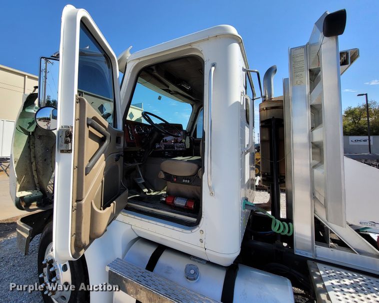 image for item ET9017 2004 International 9200  semi truck